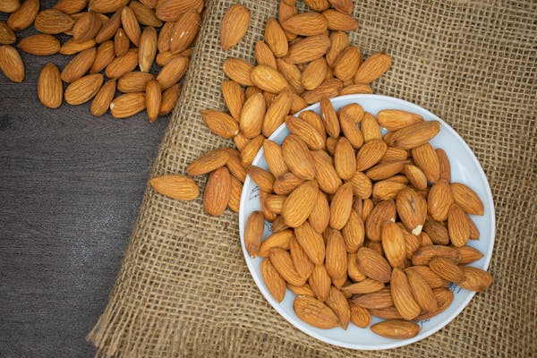 7 Amazing Benefits of Eating Soaked Almonds